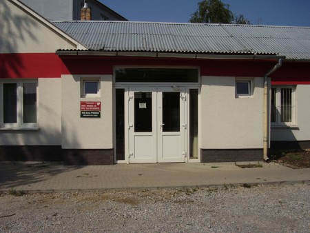 vchod z dvora areálu